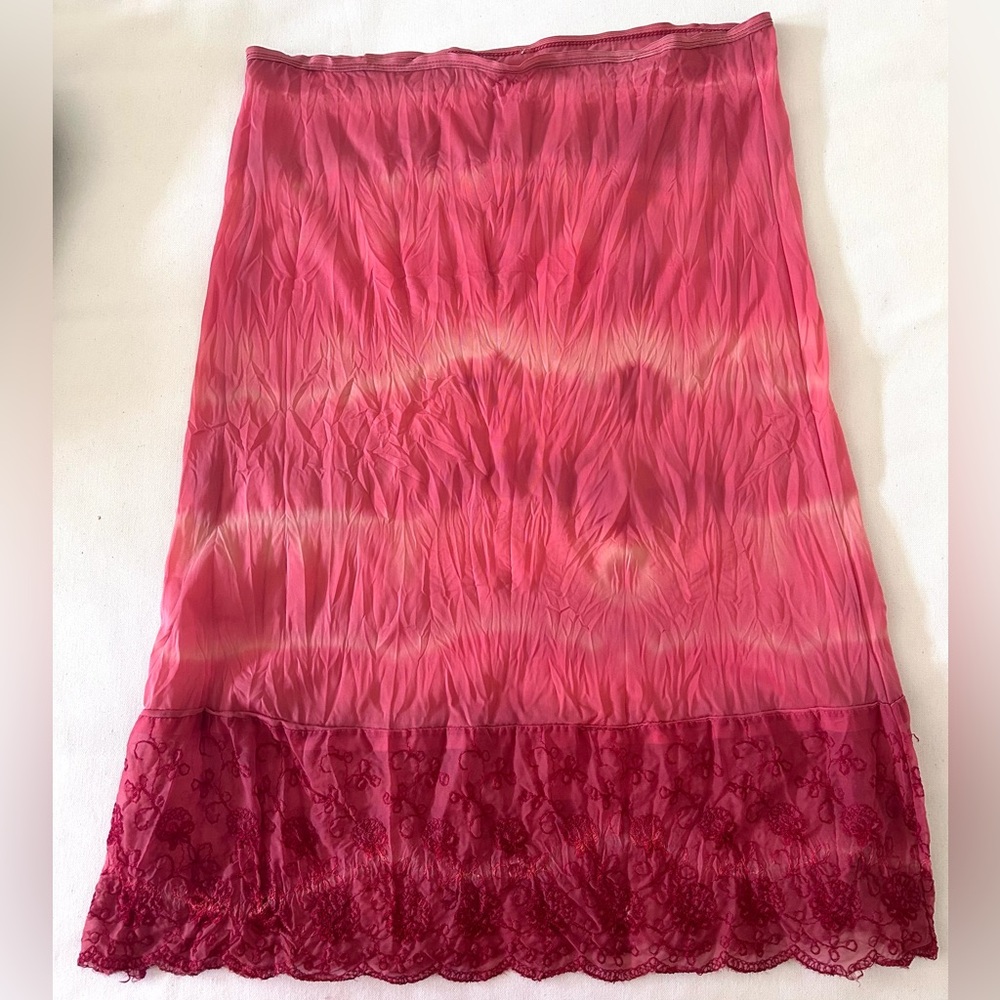 Vintage slip - 90’s style 
Vibrant coral with lace detail